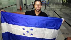 Jona Mejía al momento que posaba con la bandera de Honduras en el aeropuerto Ramón Villeda Morales. Foto José Valle
