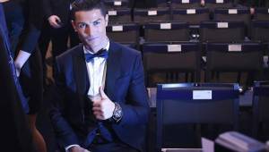 Cristiano Ronaldo saludando cámaras en el salón de eventos del Palacio de Congreso. (Foto: AFP)