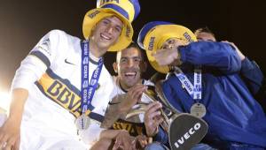 Rodrigo Betancur, Carlos Tévez y Agustin Orion celebran el título del Boca Juniors. Foto AFP
