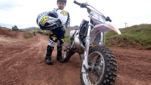 Sus primeros pasos fueron en cuatrimoto y ahora cambió a motocross.