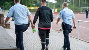 El periódico alemán Express confirmó que el portero fue arrestado tras el partido.