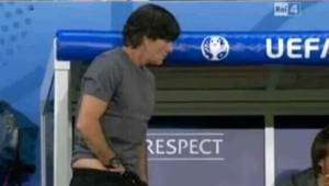 Las cámaras de televisión captaron al técnico de Alemania Joachim Löw en situaciones sonrojantes en el debut en Eurocopa 2016.