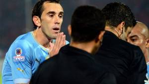Diego Godín salió en defensa de Edinson Cavani y pide un castigo de oficio para el chileno Gonzalo Jara. Foto AFP