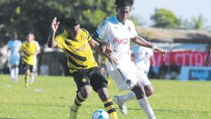 Carlo Costly ya hizo fútbol con Olimpia en la Copa Presidente, su nivel no es el mejor actualmente. Foto DIEZ.