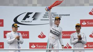 Nico Rosberg en el podio con Valtteri Bottas y Lewis Hamilton. (AFP)