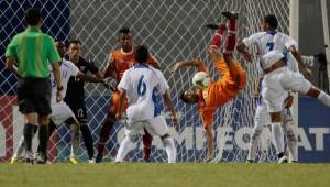 En un juego parejo, Honduras terminó empatando 1-1 con Cuba y comprometiendo su clasificación al Mundial de Chila. Foto Delmer Martínez