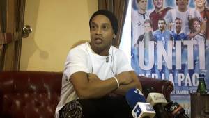 El ex jugador del Barcelona Ronaldinho Gaucho durante la conferencia previo al partido por la paz en Roma.