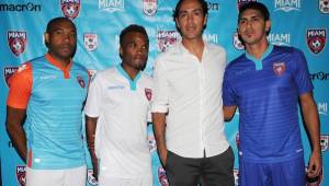 Wilson Palacios junto a Alessandro Nesta en la presentación. Foto cortesía Facebook Miami FC.