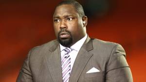 Sapp ha tenido varios problemas con las autoridades. En 2014 fue detenido por violencia doméstica en Miami y siguió con la cadena NFL Network. Foto thepewterplank.com