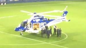 Vichai Srivaddhanaprabha al momento que se retiraba en su helicóptero en el estadio King Power.