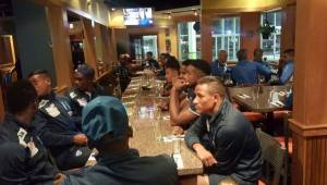 Jorge Luis Pinto aceptó la invitación y los jugadores de la Selección de Honduras degustaron la comida catracha en un restaurante en Houston. Foto Josué Banegas