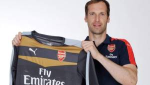 Petr Cech posando con la camiseta de su nuevo equipo, el Arsenal.