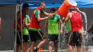 Santiago Baños, asistente del Piojo, estuvo de cumpleaños y los jugadores de México lo festejaron bañándolo de agua. Foto Juan Salgado / Enviado Especial.