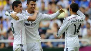 Chicharito Hernández festejando con Cristiano Ronaldo y James Rodríguez. (Foto: AFP)