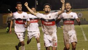 Los jugadores del Discua Nicolás celebran la clasificación a la Liga de Ascenso donde ahora se codearán con equipos de mayor calidad. Foto Neptalí Romero