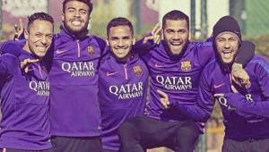 El quinteto brasileño del Barcelona hoy posando junto a Dani Alves.