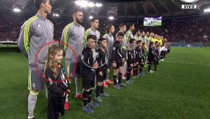 Cristiano Ronaldo saludó con besito a la niña con la que salió al terreno de juego.