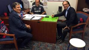 Jorge Luis Pinto se reunió este lunes con su compatriota Óscar Pareja, técnico del FC Dallas donde milita Maynor Figueroa. Foto Twitter