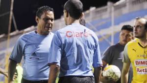 Momento que Mendoza fue donde el línea 1 a decirle que era penal de Pablo Arzú sobre Edder Delgado. Foto Delmer Martínez.