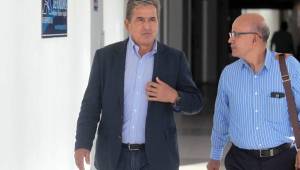 El director de prensa de la Federación Edwin Banegas llegó al aeropuerto a recoger al técnico Jorge Luis Pinto. Foto Juan Salgado