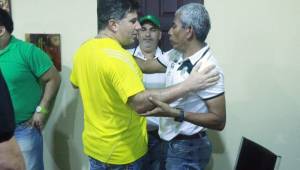 Mateo Yibrín fue a saludar al entrenador Héctor Castellón al finalizar el encuentro. FOTO Wendell Escoto