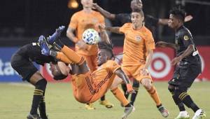 El hondureño Alberth Elis cae de forma aparatosa durante el partido que sostuvo el Houston Dynamo frente a Los Ángeles FC en el torneo MLS is back.