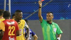 Melvin Matamoros fue el árbitro central del encuentro entre Real España y Motagua de este sábado en el estadio Morazán.