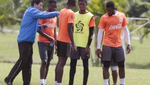 El entrenador del Olimpia, Héctor Vargas, conversando con los jóvenes jugadores del León que enfrentarán el domingo al Real Sociedad. Foto Ronald Aceituno