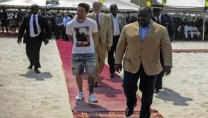 Por este look informal, en Gabón están criticando duramente a Lionel Messi. FOTO: AFP