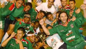 Jugadores como Ilish Arias, Hugo Caballero, Emil Martínez, José Pacini, Luis Guifarro y Lenín Suárez celebrando un título nacional. (FOTO: DIEZ)