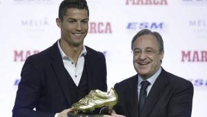 Cristiano Ronaldo recibiendo uno de los tres galardones anteriores que lo proclamaron como el goleador de Europa.
