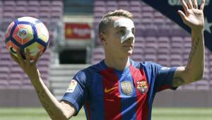 El lateral francés Lucas Digne saluda vestido hoy de corto en el Camp Nou con la nueva camiseta del Barcelona. Foto EFE.