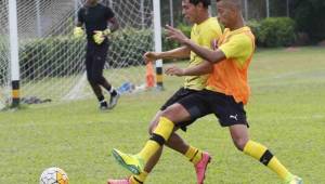 Noah Sadaoui se sumó este lunes a la pretemporada del Real España. Aquí marca a Jhow Benavídez.