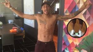 Neymar luce con orgullo este Uberboard, regalo de Luis Suárez.