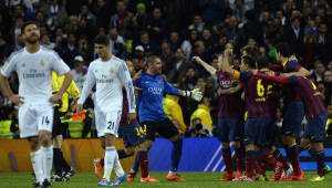 Jugadores del Barcelona celebran el triunfo obtenido ante el Real Madrid en el Bernabéu.