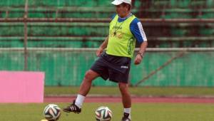 Según el periodista del diario La Nación de Costa Rica, el técnico Jorge Luis Pinto bajó de nivel al aceptar dirigir a Honduras. Foto Melvin Cubas