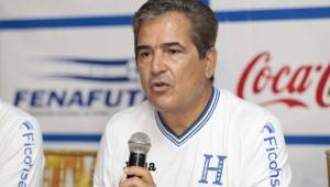 Jorge Luis Pinto se mostró muy serio pero dispuesto a atender a la prensa deportiva hondureña.