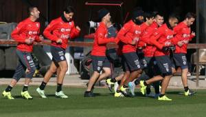La selección de Chile realizó un entrenamiento liviano y canceló la conferencia de prensa tras el escándalo del choque de Arturo Vidal. Foto EFE