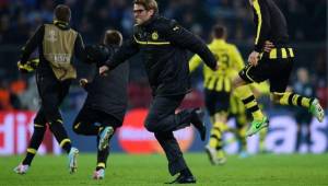 Cuando Borussia Dortmund anota, Jurgen Klopp se olvida de todo y lo festeja como un niño.