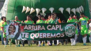 Los jugadores del Marathón dedicaron una pancarta al capitán Mario Berríos quien es baja por lesión. Foto Delmer Martínez