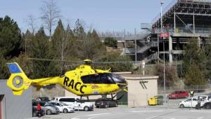 Un helicóptero evacúa al piloto español de McLaren, Fernando Alonso tras el accidente.