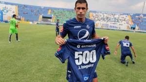 Júnior Gustavo Izaguirre posando con la camiseta 500 que le otorgó el Motagua.