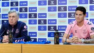 James Rodríguez en conferencia de prensa con el Everton junto a Carlo Ancelotti.