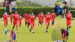 Varios jugadores del Olimpia entrenan con mascarilla, otros lo evitan por el cansancio, pero todos cumplen con los protocolos de bioseguridad.