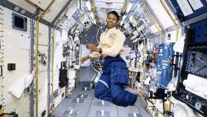 En la estación espacial de la NASA estuvieron varios astronautas, que pasaron la mayoría del año allí.