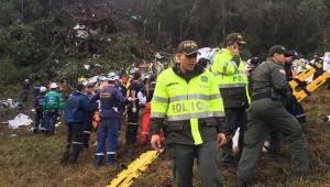 Autoridades de Colombia realizan el levantamiento de cadáveres en el lugar del accidente.