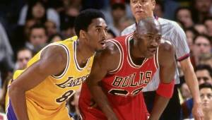 Kobe Bryant junto a Michael Jordan en uno de sus encuentros en la NBA