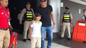 Keylor Navas posa junto a un niño en el aeropuerto internacional de San José. (Foto: Teletica.com)