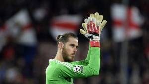 Manchester United's Spanish goalkeeper David de Gea applauds at the end of the UEFA Champions League round of 16 first leg football match Sevilla FC against Manchester United at the Ramon Sanchez Pizjuan stadium in Sevilla on February 21, 2018. / AFP PHOTO / Cristina Quicler