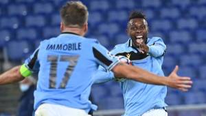 Lazio's Ivorian midfielder Jean Daniel Akpa Akpro (R) celebrates scoring his team's third goal during the UEFA Champions League first round first leg, group F, football match between Lazio and Borussia Dortmund, at the Olympic stadium in Rome, on October 20, 2020. (Photo by Alberto PIZZOLI / AFP)